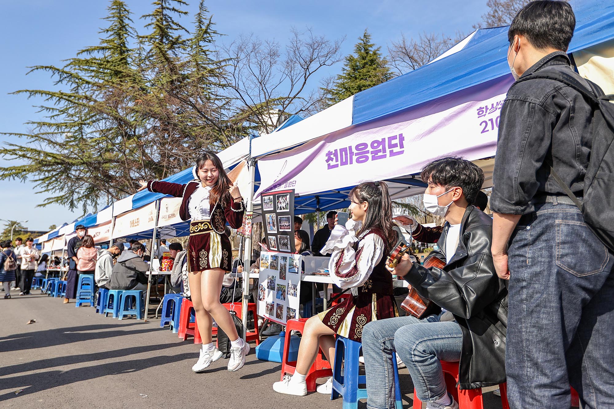 사람, 하늘, 야외, 사람들이(가) 표시된 사진

자동 생성된 설명