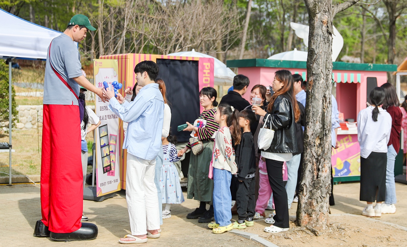 사람, 나무, 야외, 사람들이(가) 표시된 사진

자동 생성된 설명