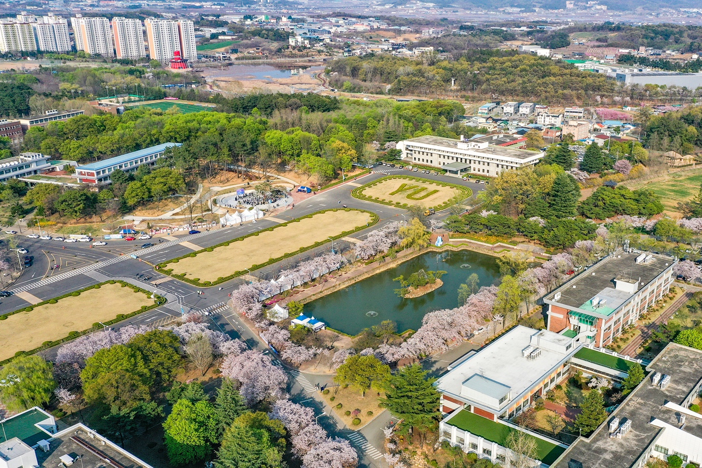 산, 마켓플레이스이(가) 표시된 사진

자동 생성된 설명