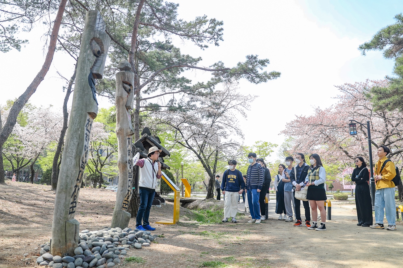 나무, 야외, 하늘, 지상이(가) 표시된 사진

자동 생성된 설명