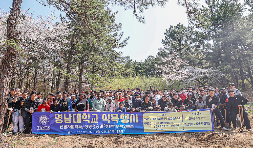 텍스트, 나무, 야외, 사람이(가) 표시된 사진

자동 생성된 설명